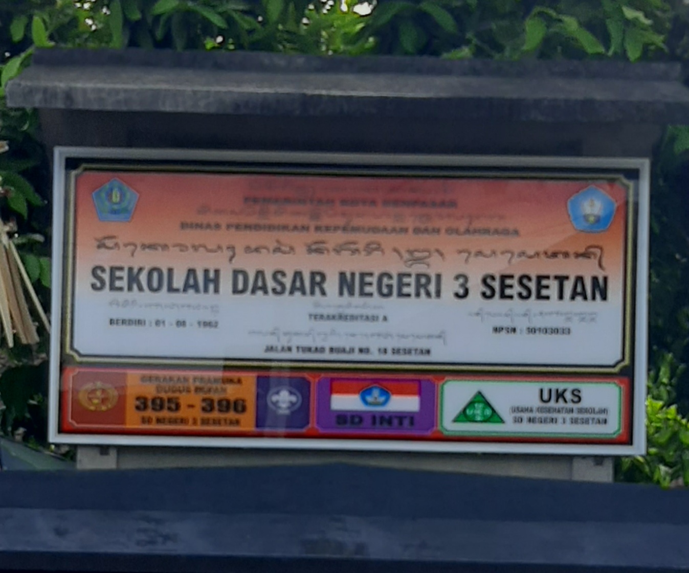 Papan nama sekolah,tempel/tanpa tiang dan atap,bahan akrilik 3mm, lapis