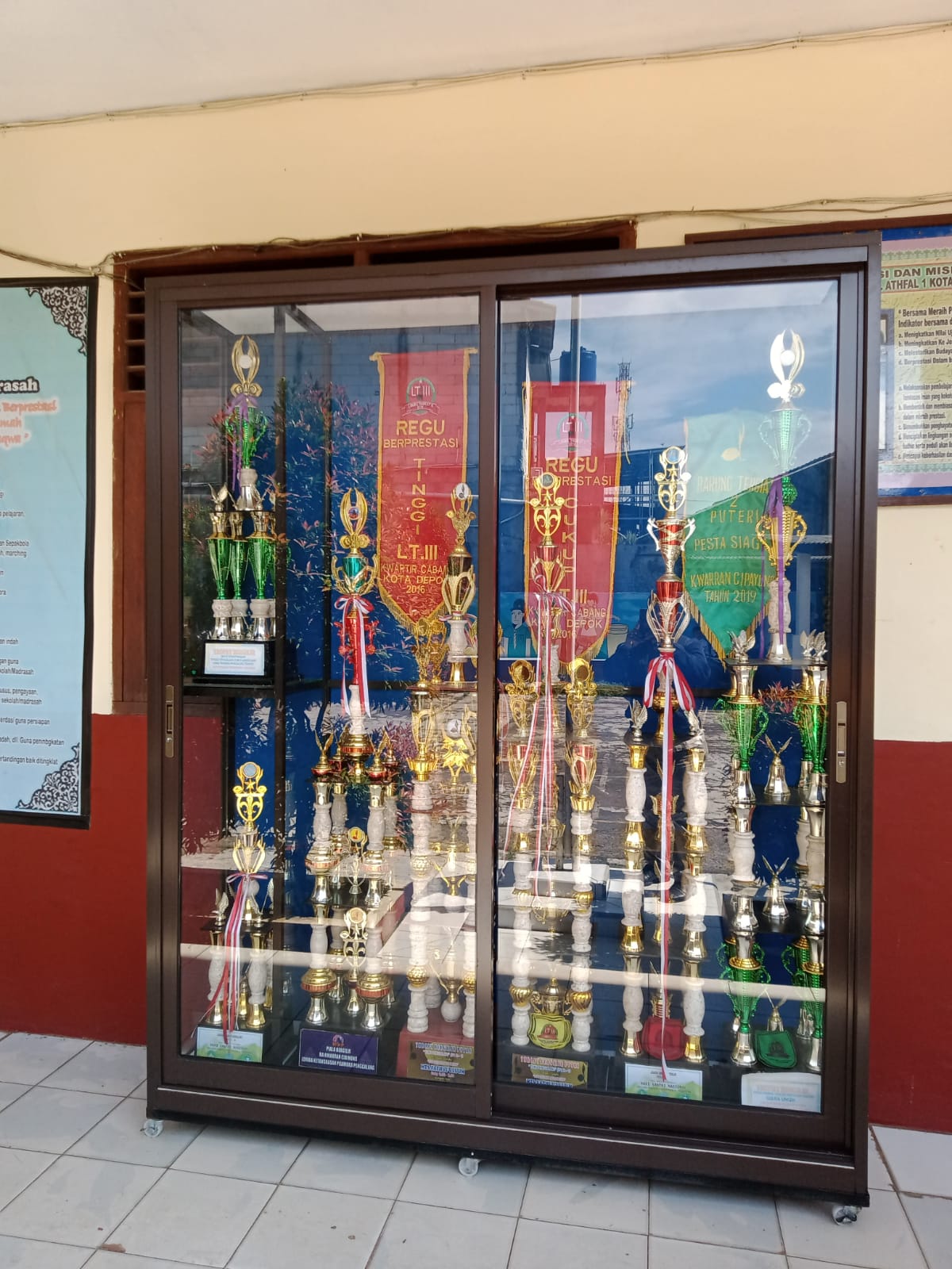 Lemari Piala 2 pintu | SIPLah